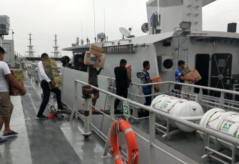 KRI Mata Bongsang- 873 saat angkut bantuan untuk korban gempa Jayapura 
