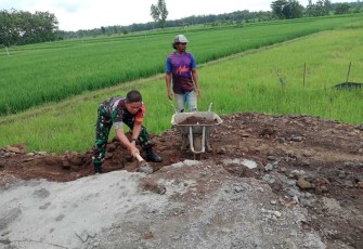 Perbaiki jalan berlubang bersama warga binaan 