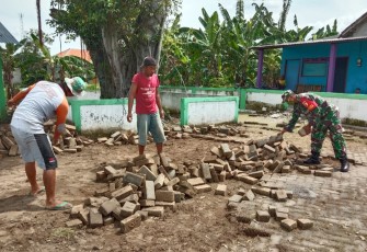 Pasang paving jalan bersama warga binaan