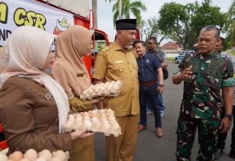 Danrem 032/Wbr Kolonel Kav Rayen Obersyl bersama Gubernur Sumbar H. Mahyeldi Asharullah saat penyerahan bantuan telur ayam dari PT Charoen Pokphand Foundation Indonesia. Selasa (14/2)