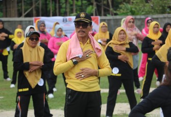 Bupati Limapuluh Kota, Safaruddin melakukan senam bersama menyemarakkan G-Sima Competition di lapangan serba guna, Jorong Balairupih, Nagari Simalanggang.