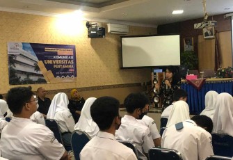 Ita Musfirowati Hanika, M.I.Kom. memaparkan materi mengenai cyberbullying di SMA 58 Jakarta