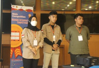 Rahmayani, Muhammad Rafif Athalah, dan Ivan Marcelino Purba saat mempresentasikan hasil analisis di depan dewan juri International Undergraduate Geophysics Competition (01/23).