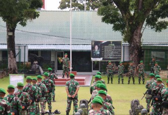 Danrem 032/Wbr Brigjen TNI Rayen Obersyl saat memberikan pengarahan prajurit Satgas Yonif 133/YS