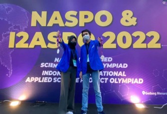 Dodi Irawan dan Olivia mendapatkan medali perak di ajang kompetisi Indonesia Indonesia International Applied Science Project Olympiad (I2ASPO) yang dilaksanakan di Departemen Aktuaria, Fakultas Sains dan Analisis Data, Institut Teknologi Sepuluh Nopember.