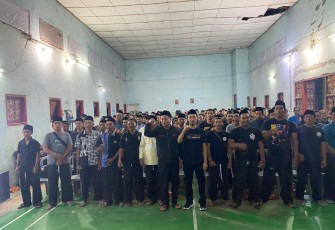 Anggota PSHT Bojonegoro saat berada di GOR Kecamatan Purwosari Bojonegoro.