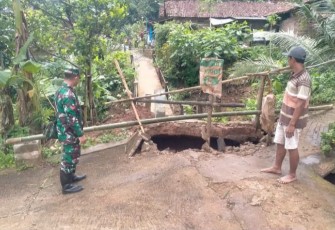 Pemantauan jembatan rusak di wilayah desa binaan 