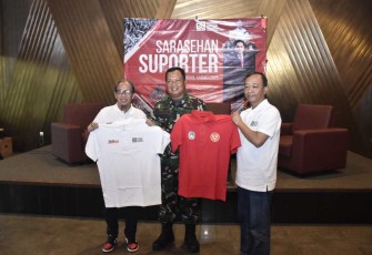 Pangdam V Brawijaya Mayjen TNI Farid Makruf dalam sarasehan supporter sepakbola Jatim