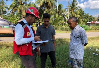 Petugas PLN UP3 Pontianak saat memberikan pelayanan kepada masyarakat 