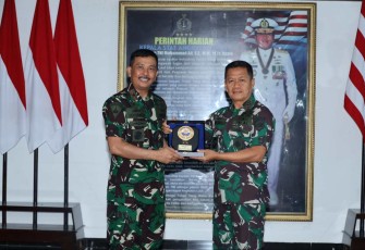 Pangkoarmada III Laksda TNI Agus Hariadi bersama Danpasmar 3 Sorong Brigjen TNI (Mar) Sugianto