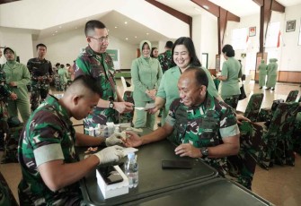 Pangdam XVIII/Kasuari Mayjen TNI Gabriel Lema saat donor darah 