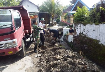 Pembersihan selokan di wilayah binaan