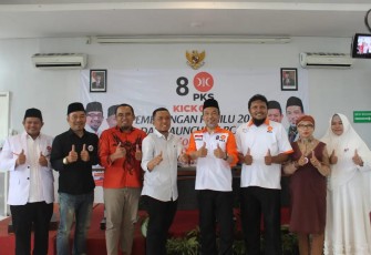 Ketua DPD PKS Kota Malang Ernanto Djoko Purnomo, saat sesi foto bersama seluruh anggota PKS untuk senantiasa melakukan kampanye bernuansa positif.)