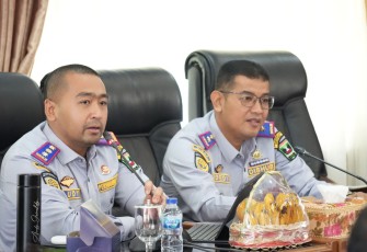 Wakil Gubernur Sumatra Barat Audy Joinaldy didampingi Kepala Dinas Perhubungan Sumbar, Dedi Diantolani melakukan pertemuan dengan dua perusahaan yang melakukan pengembangan kendaraan listrik di Indonesia, bertempat di Bukittinggi.