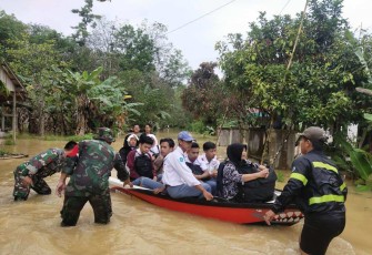 Sigap membantu masyarakat terdapat banjir