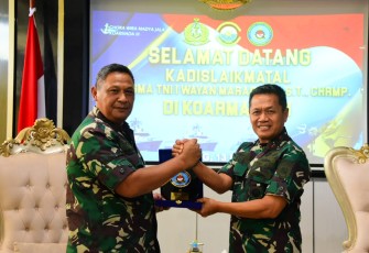 Kadislaikmatal Laksma TNI I Wayan Maradana saat memberikan cenderamata 