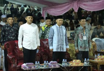 Dandim 1001/HSU-BLG Letkol Inf Dhuwi Hendradjaja (kemeja putih) saat menghadiri penutupan MTQ ke-49 
