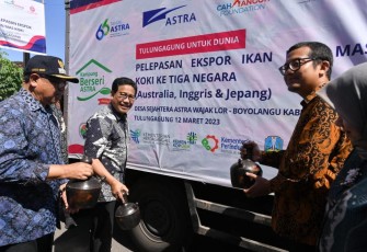 Mendes PDTT Abdul Halim Iskandar melepas Ekspor ikan hias Koi dan ikan mas Koki ke 3 negara : Australia, Inggris dan Jepang di Kabupaten Tulungagung,  Minggu, 12 Maret 2023