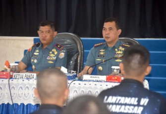 Danlantamal VI Makassar Brigjen TNI (Mar) Amir Kasman saat memberikan pengarahan 