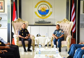 Pangkoarmada III Laksda TNI Agus Hariadi saat menerima Kakanwilsus Bea Cukai Papua