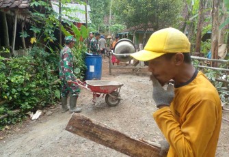 Karya bakti bersama warga desa binaan 