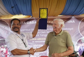 Rahudman saat meraih anugerah Tokoh Peduli Heritage