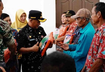 Penyerahan bantuan benih padi oleh Pj Bupati Pati