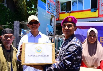 Aspotmar Pangkoarmada III Kolonel (Mar) Marsono saat memberikan bantuan korban kebakaran 