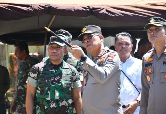 Pangdam Kasuari Mayjen TNI Gabriel Lema saat meninjau lokasi kebakaran di pasar baru Sorong