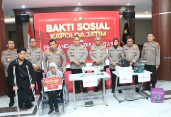 Kapolda Jatim Irjen Pol Toni Harmanto saat memberikan santunan kepada para disabilitas, di Surabaya, Senin (27/3)