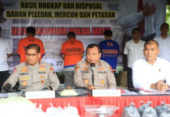 Kapolda Jatim Irjen Pol Toni Harmanto saat memberikan keterangan pers di Jombang, Senin (27/3)