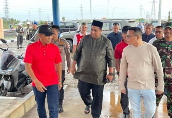 Pangdam XIV Hasanuddin Mayjen TNI Dr Totok Imam Santoso (kaos merah) saat mengunjungi pasar Tramo Maros
