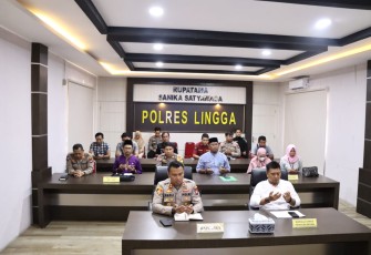 Kapolres Lingga Bersama Stakeholder saat Ikuti Vicon Divisi Humas Polri Jelang Mudik Lebaran 2023