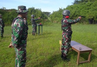 Latihan menembak pistol prajurit Kodim 0801/Pacitan 