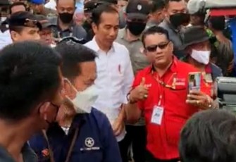 Presiden Jokowi foto bersama masyarakat di pasar Tramo Maros Sulsel