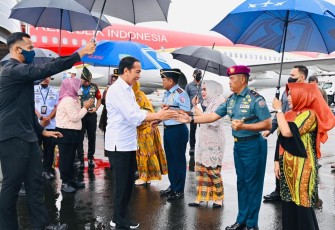 Danlantamal VI Makassar Brigjen TNI (Mar) Amir Kasman saat menyambut presiden Joko Widodo 