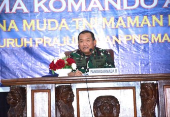 Pangkoarmada II Laksda TNI Maman Firmansyah saat memberikan arahan di Lantamal VI Makassar 