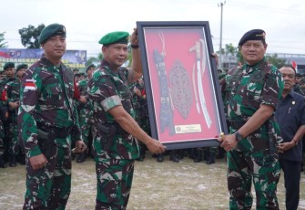 Panglima TNI Laksamana Yudo Margono saat menerima cenderamata 