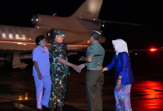 Pangdam XIV Hasanuddin Mayjen TNI Dr Totok Imam Santoso saat menyambut kedatangan Panglima TNI Laksamana Yudo Margono 