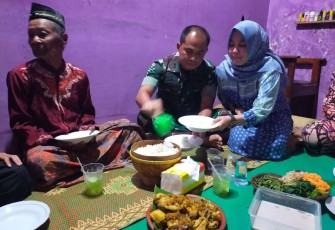 Dandim 0801/Pacitan Letkol Inf Roliyanto berbuka puasa bersama warga
