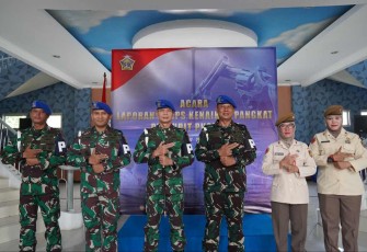 Danpuspomal Brigjen TNI Mar I Made Wahyu Santoso foto bersama usai upacara kenaikan pangkat prajuritnya 
