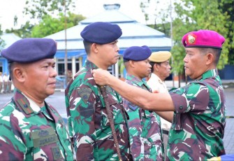 Danlantamal VI Makassar Brigjen TNI (Mar) Amir Kasman saat menyematkan kenaikan pangkat prajuritnya 
