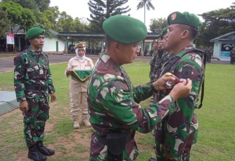 Dandim 0801/Pacitan Letkol Inf Roliyanto menyematkan kenaikan pangkat prajuritnya 