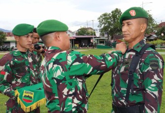 Dandim 0309/Solok Letkol Arm Hendrik Setiawan sematkan tanda pangkat prajuritnya 