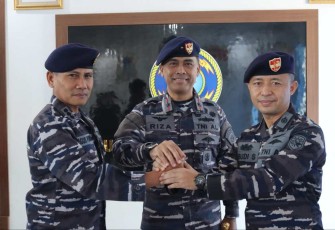 Danguspurla Koarmada III Laksma TNI Mochammad Riza foto bersama usai melantik Aslog Guspurla Koarmada III di Mako Guspurla III, Tawiri, Ambon