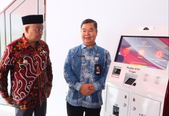 Dirjen Dukcapil Teguh Setyabudi bersama Walikota Tidore Kepulauan Capt. Ali Ibrahim 
