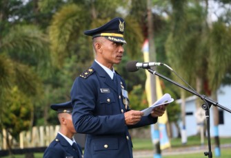 Kadislog Lanud BNY Mayor Kal Sukendro saat membacakan amanat Panglima TNI Laksamana Yudo Margono dalam upacara HUT ke-77 TNI AU 
