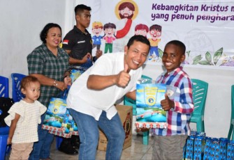 Brigjen TNI Mar Feryanto P Marpaung saat memberikan santunan di panti asuhan