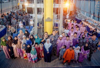 Doa bersama di KRI Dewa Suci