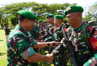 Pangdam XVIII/Kasuari Mayjen TNI Gabriel Lema memberikan ucapan selamat datang dan bertugas satgas pamtas